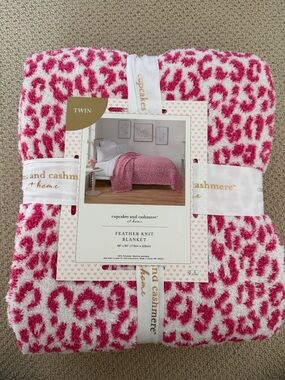 NWT- cupcakes & cashmere Pink Leopard Feather Knit Blanket. Twin size 68x90